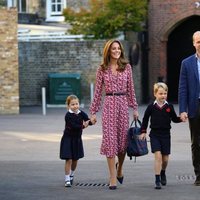 La Princesa Carlota en su primer día de colegio junto a los Duques de Cambridge y el Príncipe Jorge