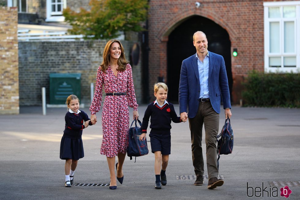 La Princesa Carlota en su primer día de colegio junto a los Duques de Cambridge y el Príncipe Jorge