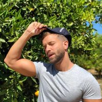 Pablo Alborán poniéndose una gorra