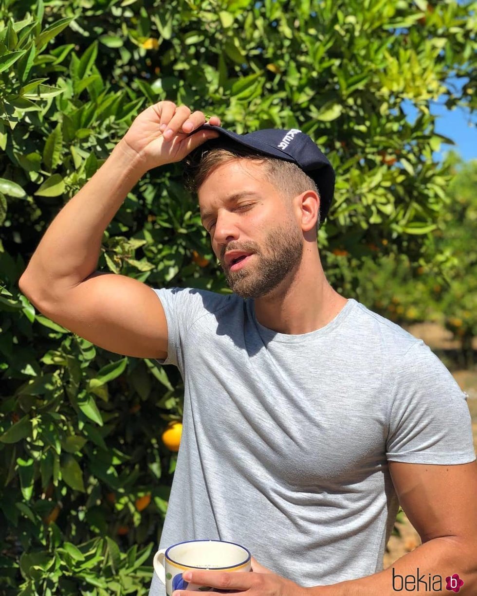 Pablo Alborán poniéndose una gorra