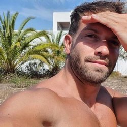 Pablo Alborán luce torso disfrutando del verano a pleno sol