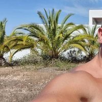 Pablo Alborán luce torso disfrutando del verano a pleno sol