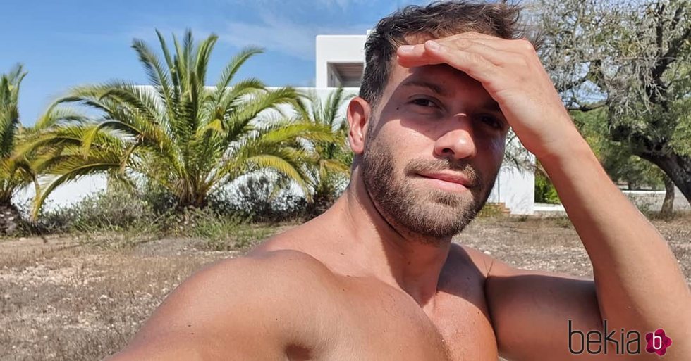 Pablo Alborán luce torso disfrutando del verano a pleno sol