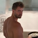 Pablo Alborán cocinando huevos fritos sin camiseta