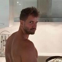 Pablo Alborán cocinando huevos fritos sin camiseta