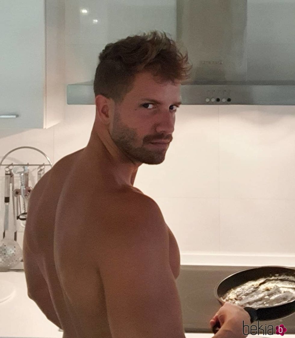 Pablo Alborán cocinando huevos fritos sin camiseta