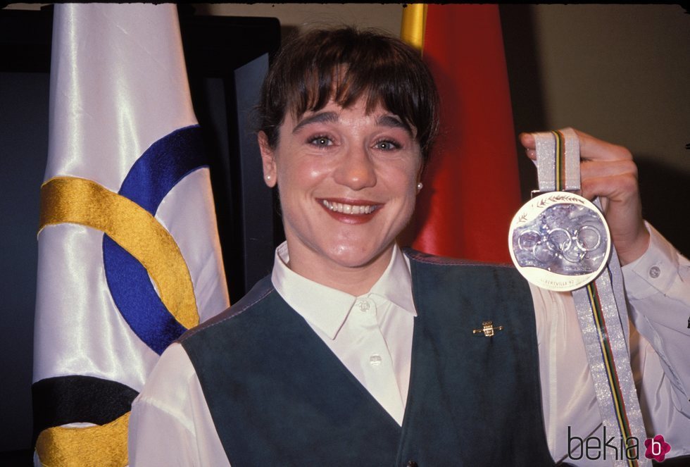 Blanca Fernández Ochoa con una de sus medallas