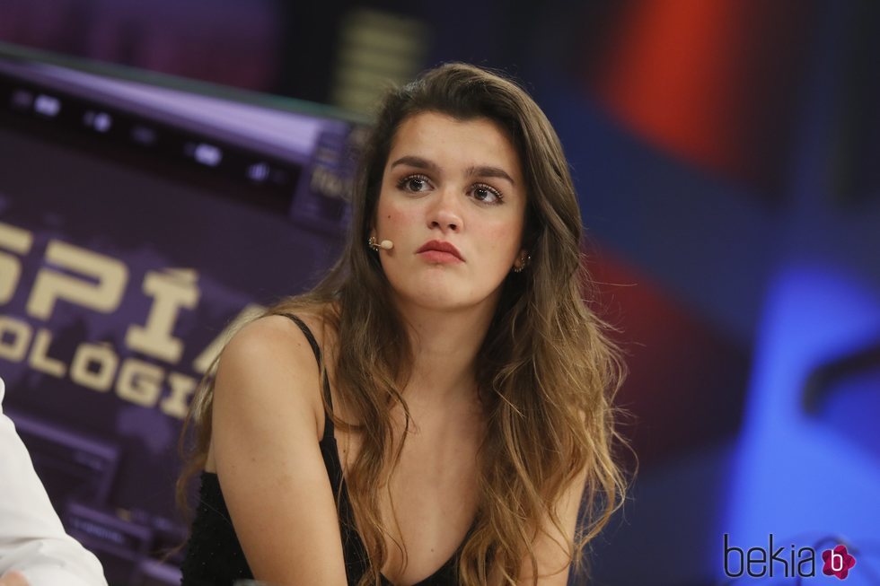 Amaia muy seria durante su entrevista en 'El Hormiguero'