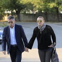 Coral Bistuer y su marido en el tanatorio de Blanca Fernández Ochoa