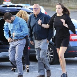 Olivia y David Fresneda, hijos de Blanca Fernández Ochoa, junto a su padre en el tanatorio de su madre