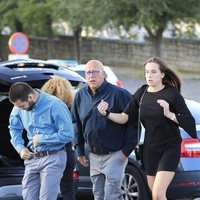 Olivia y David Fresneda, hijos de Blanca Fernández Ochoa, junto a su padre en el tanatorio de su madre