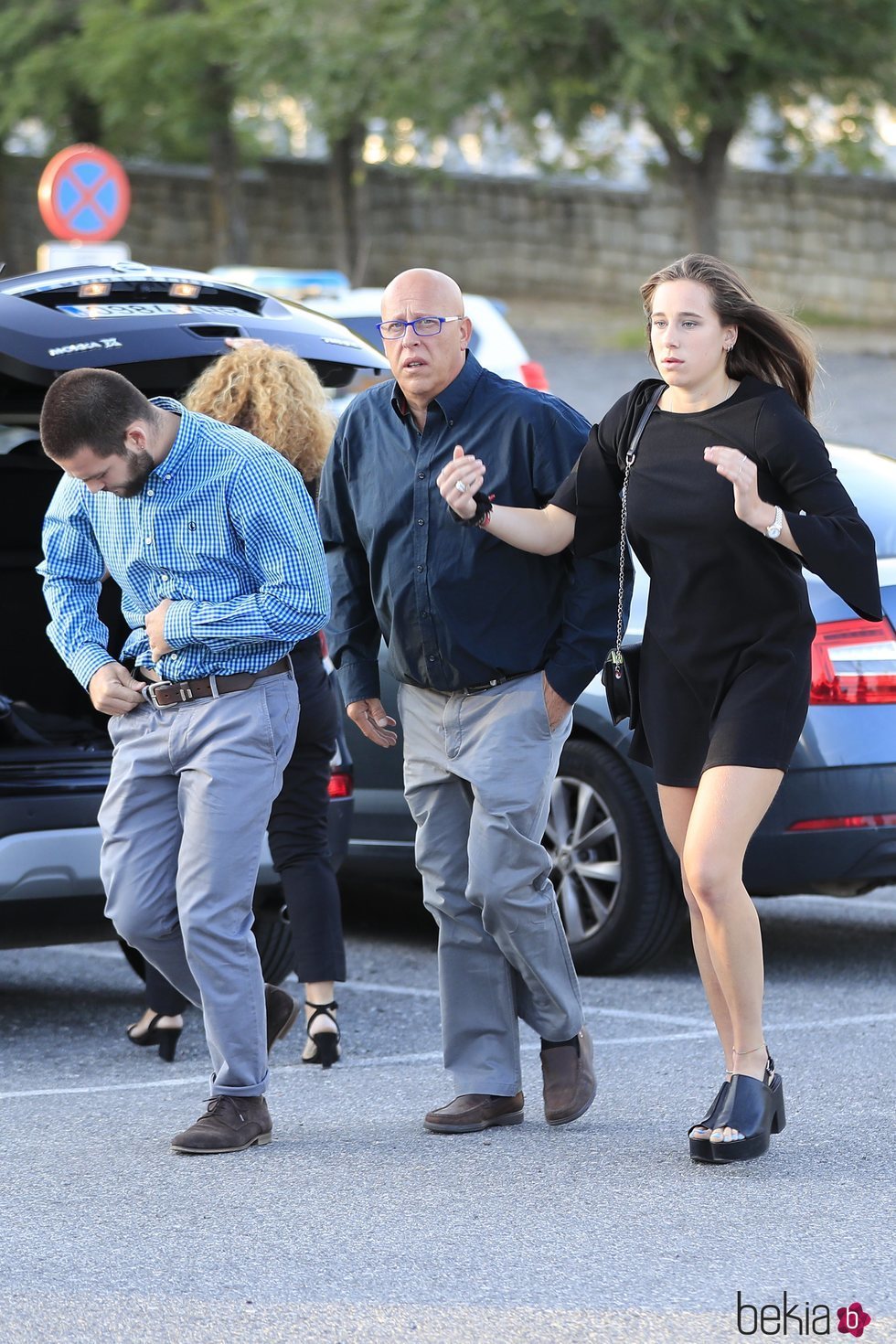 Olivia y David Fresneda, hijos de Blanca Fernández Ochoa, junto a su padre en el tanatorio de su madre