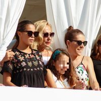 Gloria Camila, Rosa Benito, Rocío Flores y demás familia en la procesión de la Virgen de Regla