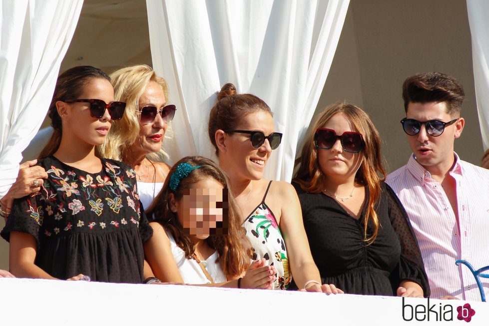 Gloria Camila, Rosa Benito, Rocío Flores y demás familia en la procesión de la Virgen de Regla