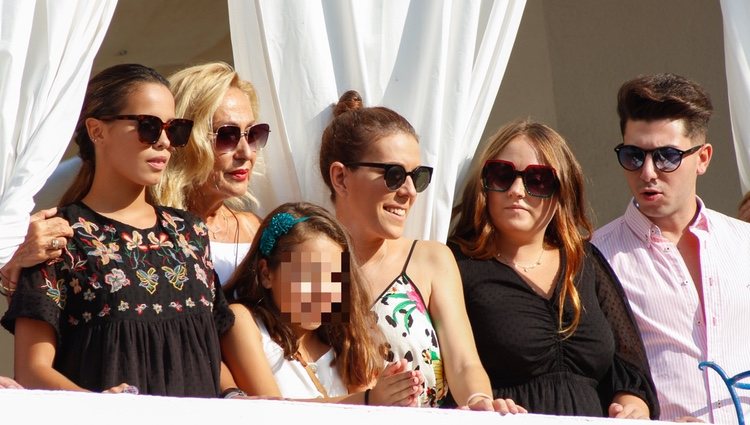 Gloria Camila, Rosa Benito, Rocío Flores y demás familia en la procesión de la Virgen de Regla