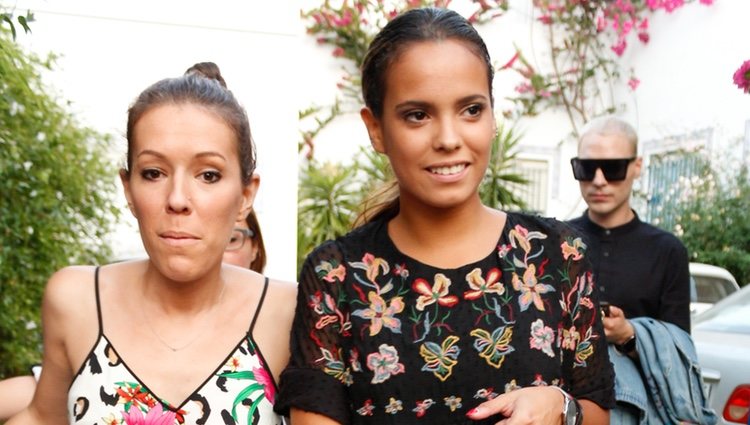 Gloria Camila y una amiga llegando a la procesión de la Virgen de Regla