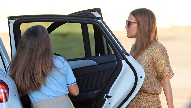 Paula Echevarría llevando a Daniella Bustamante al colegio