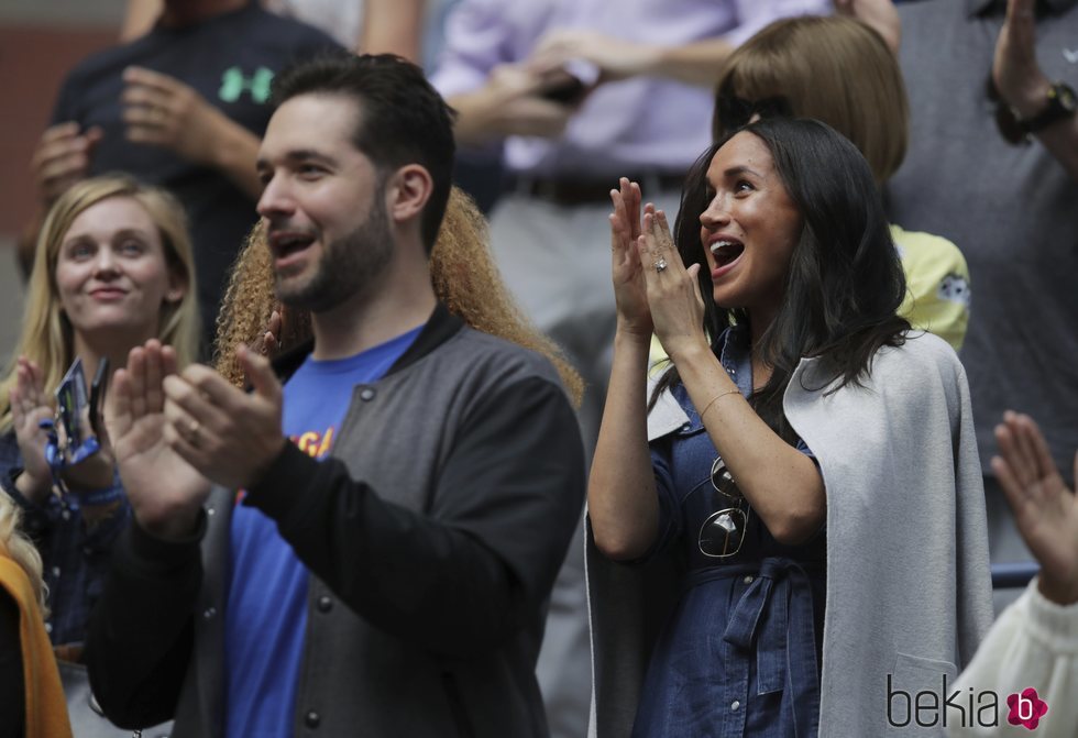 Meghan Markle viendo un partido de Serena Williams