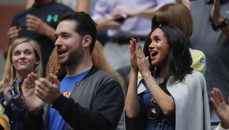 Meghan Markle viendo un partido de Serena Williams