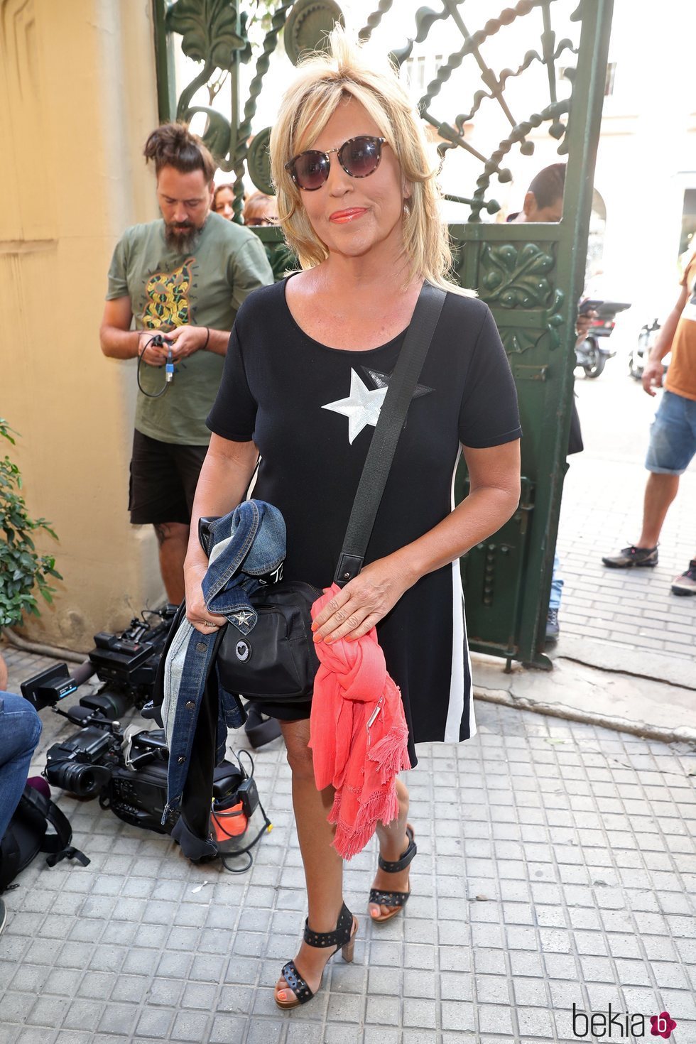 Lydia Lozano en la capilla ardiente de Camilo Sesto