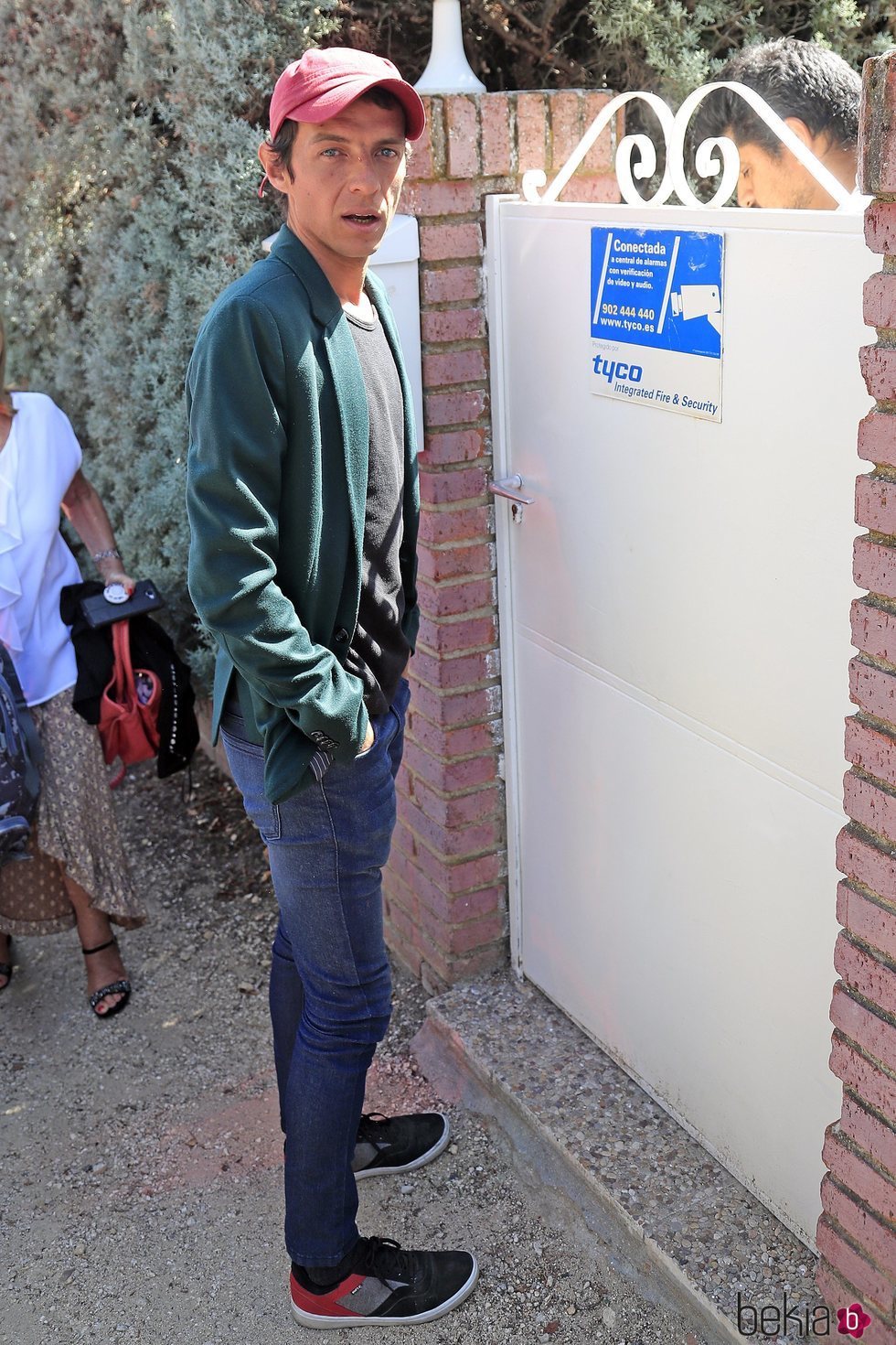 Camilo Blanes, hijo de Camilo Sesto, llegando a la casa de su padre