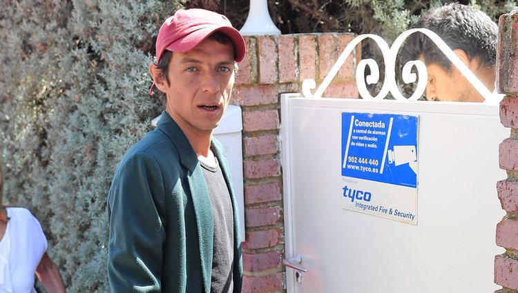 Camilo Blanes, hijo de Camilo Sesto, llegando a la casa de su padre