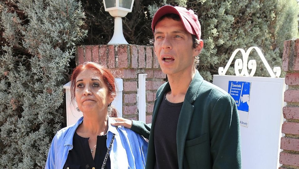 Camilo Blanes, hijo de Camilo Sesto, con su madre Lourdes Ornelas