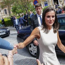 La Reina Letizia a su salida de la exposición 'El viaje más largo' en Sevilla