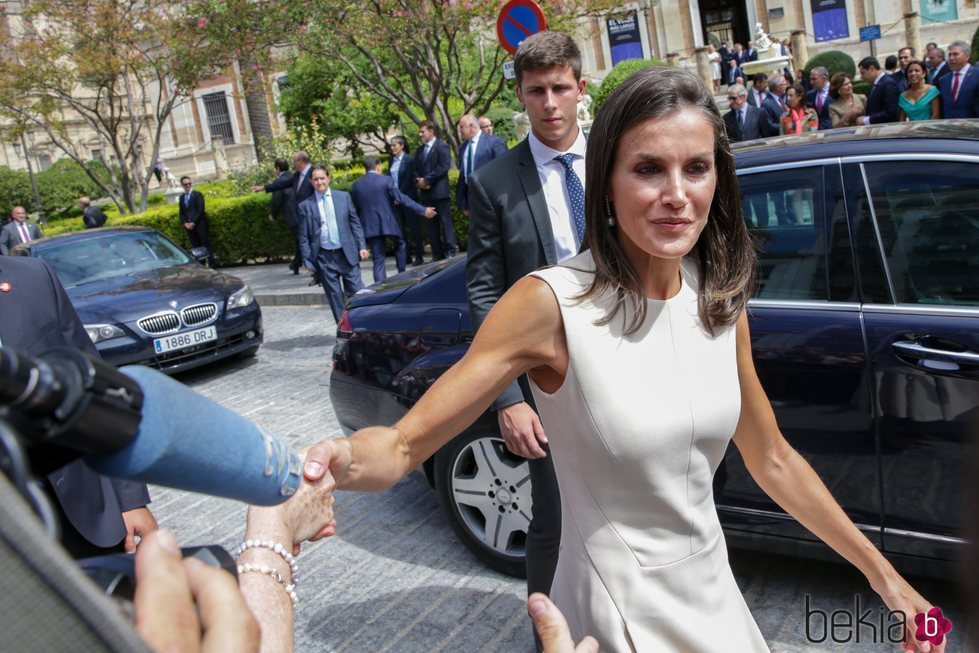 La Reina Letizia a su salida de la exposición 'El viaje más largo' en Sevilla