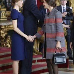 La Reina Letizia saludando a su estilista Eva Fernández en un acto oficial