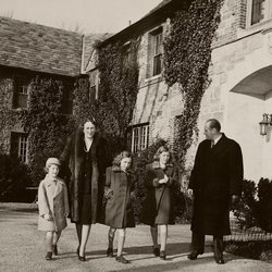 Los Príncipes Olav y Marta de Noruega con sus hijos Harald, Ragnhild y Astrid