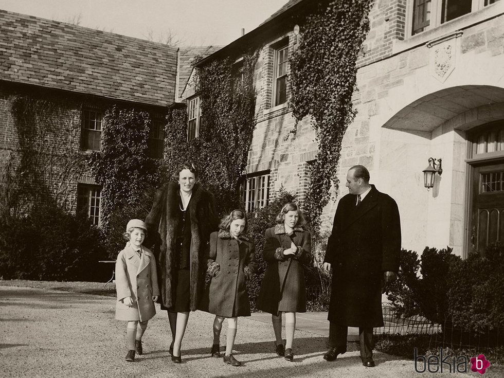 Los Príncipes Olav y Marta de Noruega con sus hijos Harald, Ragnhild y Astrid