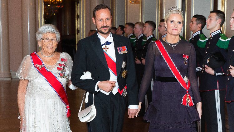 La Princesa Astrid, el Príncipe Haakon y la Princesa Mette-Marit en una recepción oficial