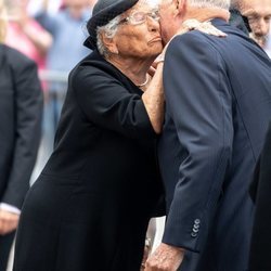 La Princesa Astrid besando al Rey Harald de Noruega