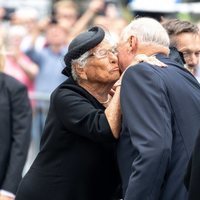 La Princesa Astrid besando al Rey Harald de Noruega