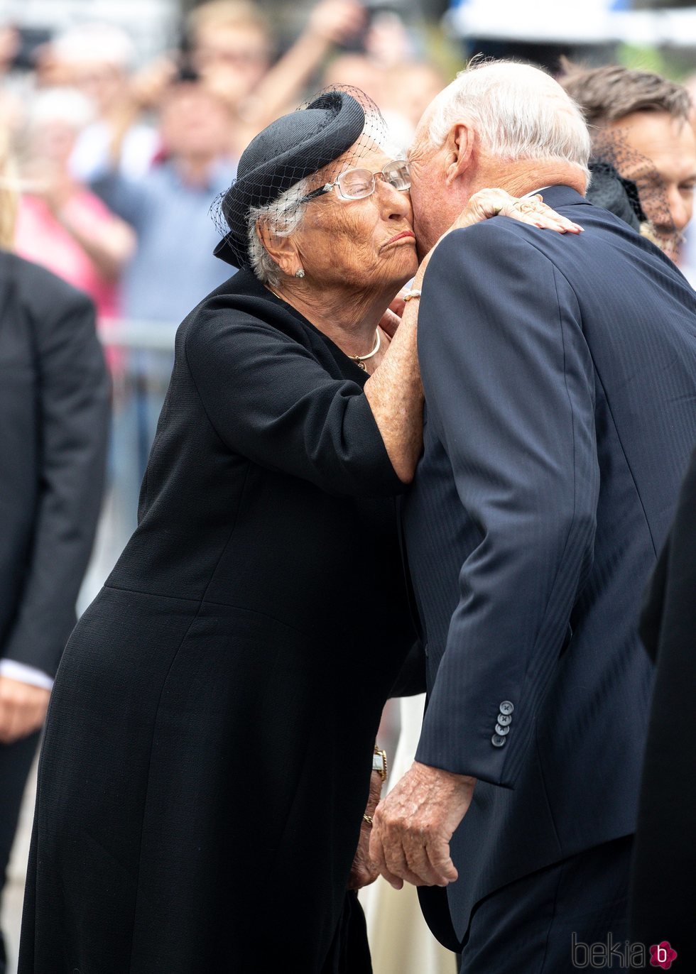 La Princesa Astrid besando al Rey Harald de Noruega