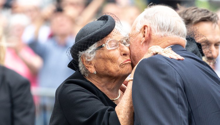 La Princesa Astrid besando al Rey Harald de Noruega