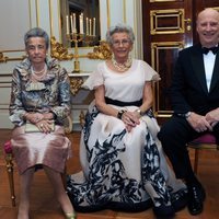 El Rey Harald de Noruega con las princesas Ragnhild y Astrid