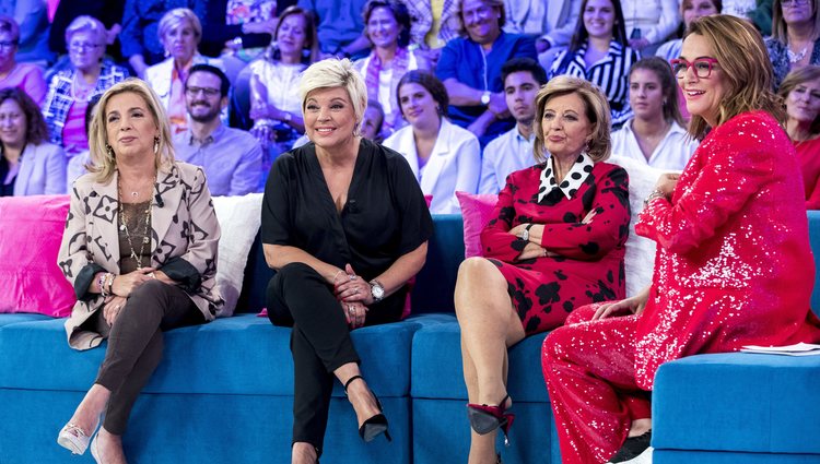 Carmen Borrego, Terelu Campos y María Teresa Campos hablando con Toñi Moreno en 'Aquellos maravillosos años'