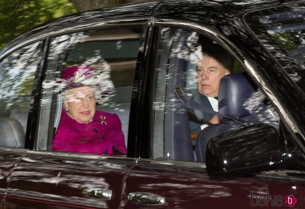 La Reina Isabel y el Duque de York, de camino a misa en Balmoral