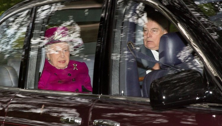 La Reina Isabel y el Duque de York, de camino a misa en Balmoral