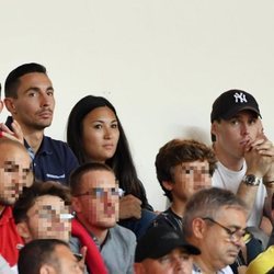 Louis Ducruet y Marie Chevallier viendo un partido de fútbol con Michael Ducruet