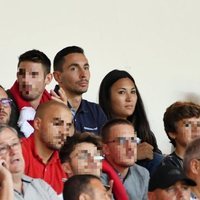 Louis Ducruet y Marie Chevallier viendo un partido de fútbol con Michael Ducruet