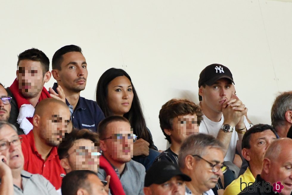 Louis Ducruet y Marie Chevallier viendo un partido de fútbol con Michael Ducruet