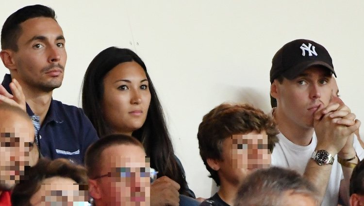 Louis Ducruet y Marie Chevallier viendo un partido de fútbol con Michael Ducruet