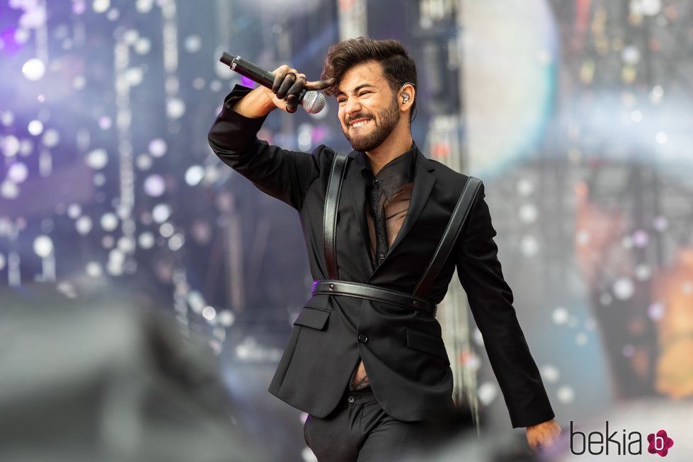 Agoney en el escenario del Coca Cola Music Experience