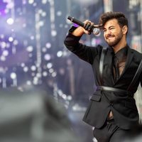 Agoney en el escenario del Coca Cola Music Experience