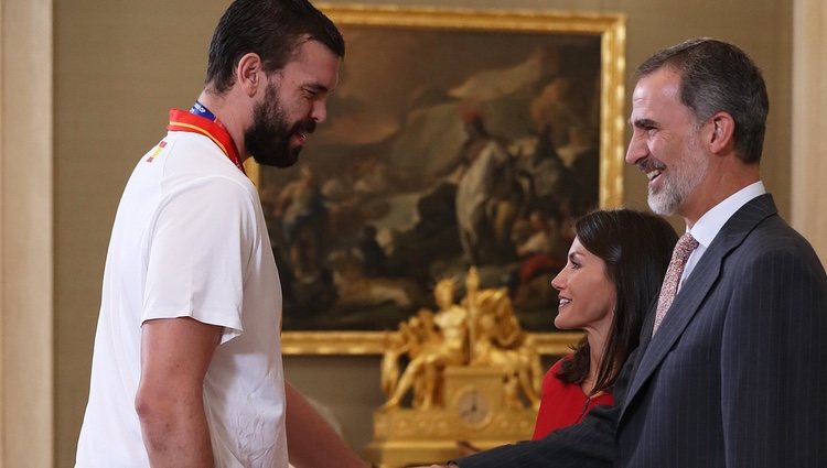 Los Reyes Felipe y Letizia saludan a Marc Gasol tras la victoria de la Selección Española de Baloncesto en el Mundial 2019