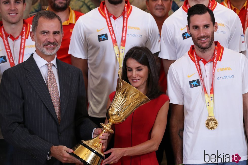 Los Reyes Felipe y Letizia y Rudy Fernández en la audiencia a la Selección Española de Baloncesto por su victoria en el Mundial 2019