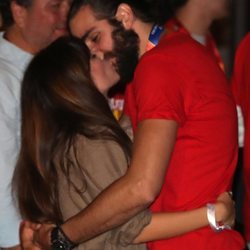 Ricky Rubio besando a su novia tras ganar el Mundial de China de baloncesto